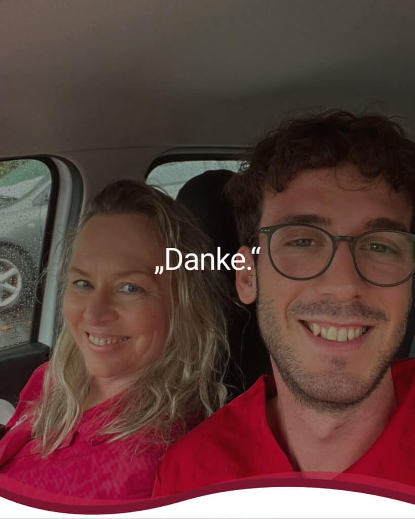 Selfie im Tourenwagen von einer Casa-Mitarbeiterin und einem Auszubildenden bei Casa.