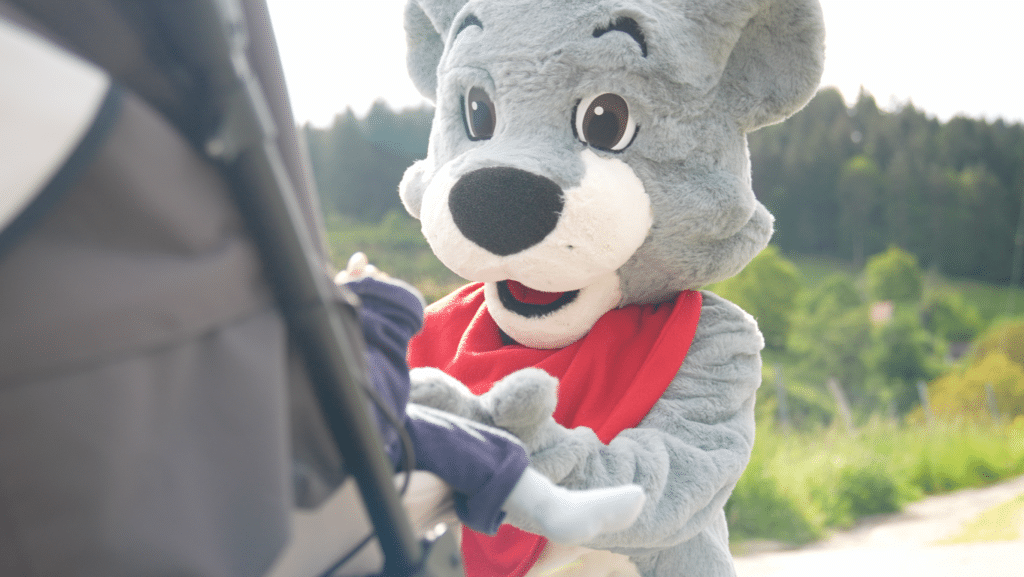 Das Maskottchen der Kinderintensivabteilung "Casa Kids" mit einem Kind