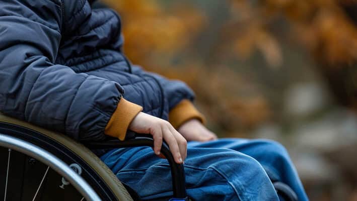 Trotz starken Einschränkungen möchte ein junger Mensch stets draußen sein